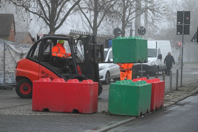 In Magdeburg hat der Abbau des Weihnachtsmarkts begonnen.  | Foto: Heiko Rebsch/dpa