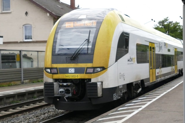 Ein Regionalexpress der DB Regio auf d...Mann von einem Unbekannten attackiert.  | Foto: Frank Schoch