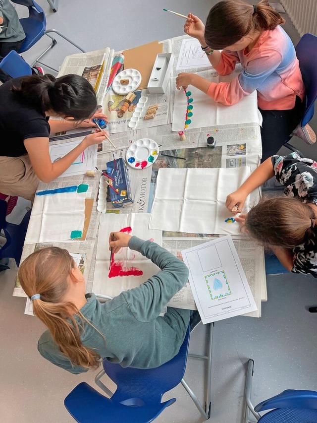 Die Fnft- und Sechstklsslerinnen bei der Arbeit  | Foto: Julie Geiger