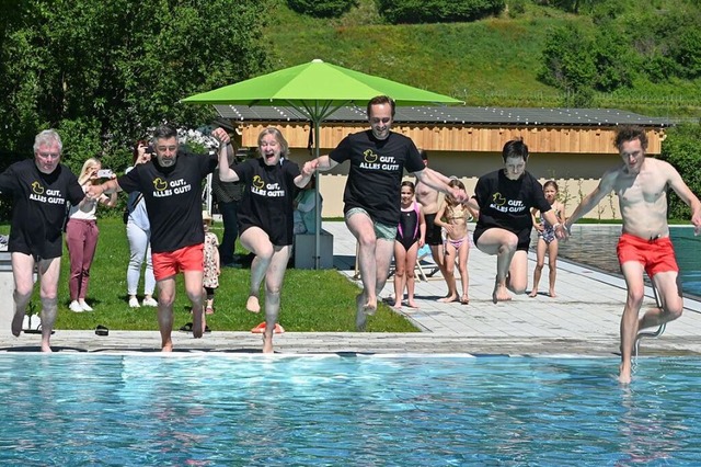 Schwimmbad: Mit einem Sprung in khle ... rund 37.000 Besucher ins Familienbad.  | Foto: Reinhold John