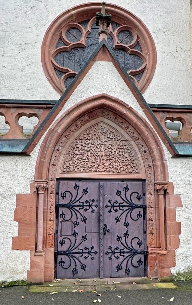 Das Portal mit Tympanon der Friedhofskapelle  | Foto: Walter Caroli