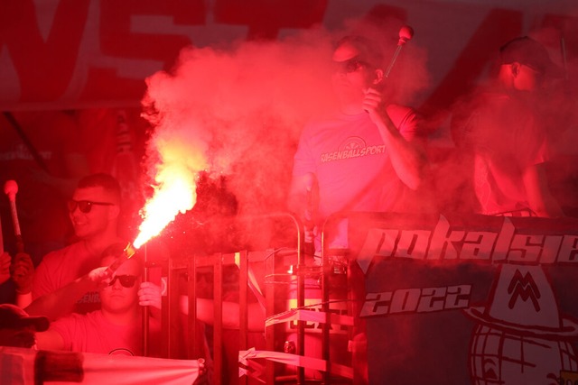 Fans brennen gern Pyrotechnik ab. Fina...ztlich den DFB - und soziale Projekte.  | Foto: Jan Woitas (dpa)