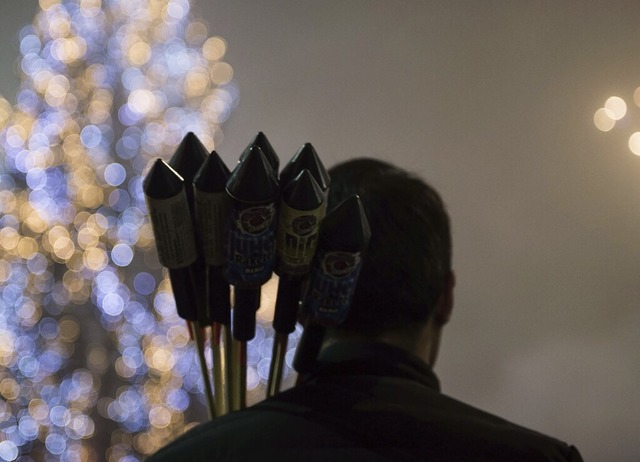 Feuerwerk darf in Weil am Rhein nicht berall abgebrannt werden.  | Foto: Lino Mirgeler (dpa)