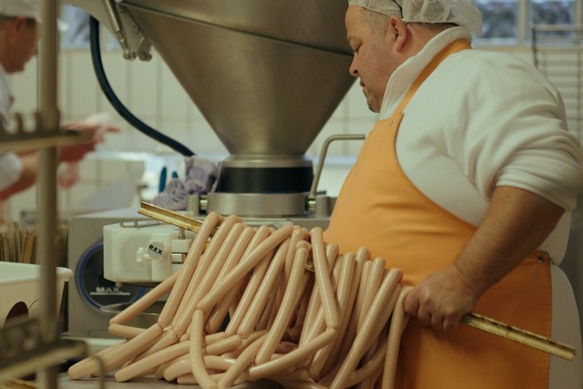 Dirk Licht produziert in seiner Metzge...eil die &quot;Lange Rote&quot; selbst.  | Foto: Falko Wehr