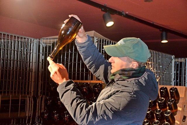 Die dem Wein zugesetzte Hefe setzt sic...henhals ab, erklrt Maximilian Wagner.  | Foto: Christiane Sahli