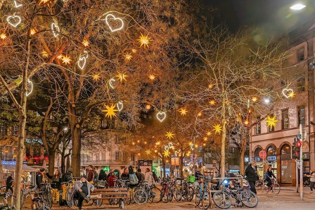 Was hier vergleichsweise dezent leucht...rger Innenstadt in Opulenz zu erleben.  | Foto: Anne Telw