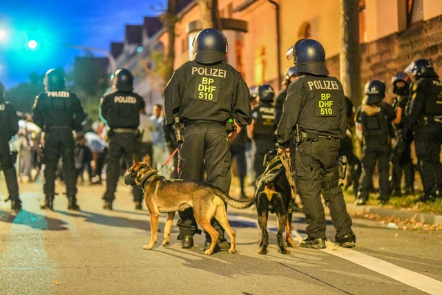 Immer wieder werden Polizisten im Einsatz attackiert.  | Foto: Jason Tschepljakow/dpa