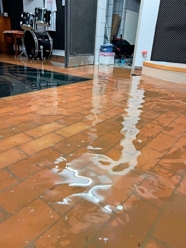 Das Wasser steht zentimeterhoch im Keller der frheren Kantine.  | Foto: Jugendmusikwerk