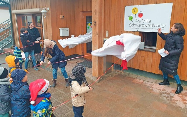 Mit vereinten Krften wurde die Tafel mit dem neuen Namen enthllt.  | Foto: Sonja Niederer