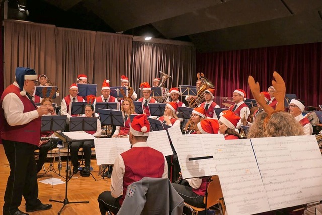 Walzer, Mrsche und Swing bot der Musi...in Harmonie am ersten Weihnachtsabend.  | Foto: Heidrun Simoneit