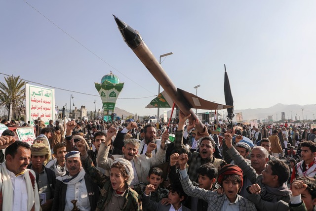 Die Huthi-Miliz feuert fast t&auml;glich Raketen auf Israel ab.  | Foto: Osamah Abdulrahman/AP/dpa