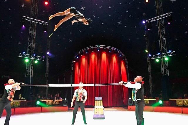 Halsbrecherische Sprnge und Flge im Lrracher Weihnachtscircus