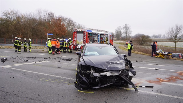 Bei einem Verkehrsunfall bei Laupheim sind zwei Menschen gestorben.  | Foto: Reinert/swd-medien.de/dpa