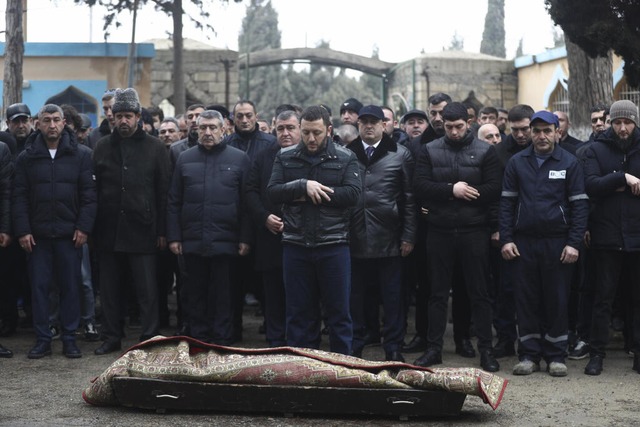 Aserbaidschan, Baku: Menschen nehmen a...ischen Flughafens Aktau ums Leben kam.  | Foto: dpa