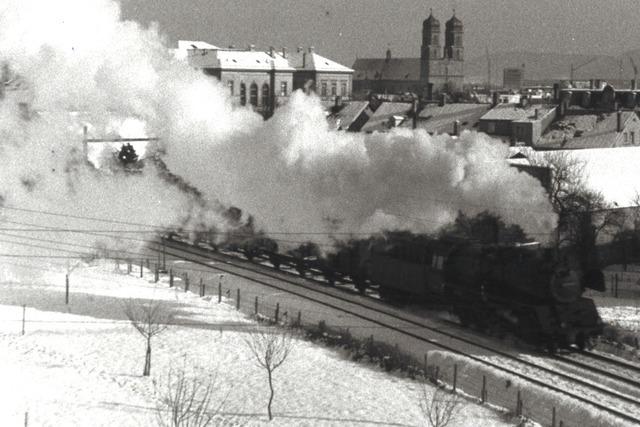 Eine Dampflokomotive fhrt mit viel Qualm durch Bad Sckingen