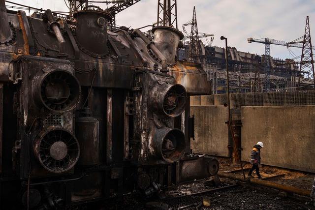 Die Stromversorgung in der Ukraine ist...ten- und Drohnenangriffe. (Archivbild)  | Foto: Evgeniy Maloletka/AP