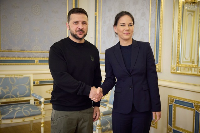 Baerbock (l.) geh&ouml;rt zu den treue...&auml;sidenten Selenskyj. (Archivbild)  | Foto: Uncredited/Ukrainian Presidential Press Office/dpa