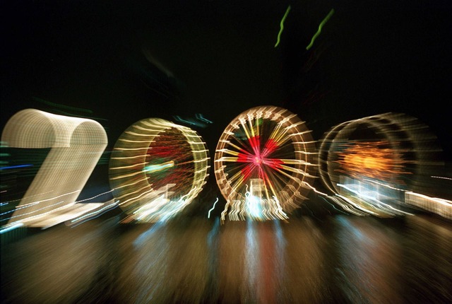 25 Jahre alt ist dieses "2000"-Foto: E...kfurt in der Silvesternacht 1999/2000.  | Foto: Arne Dedert/dpa