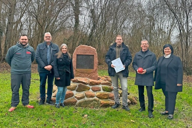 Am frisch renovierten Gedenkstein: (vo...nd seine Mitarbeiterin Isabel Wtzig.   | Foto: Gemeinde