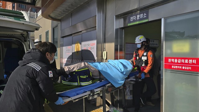 Ein gerettetes Opfer wird in ein Krankenhaus transportiert.  | Foto: Cho Geun-young (dpa)