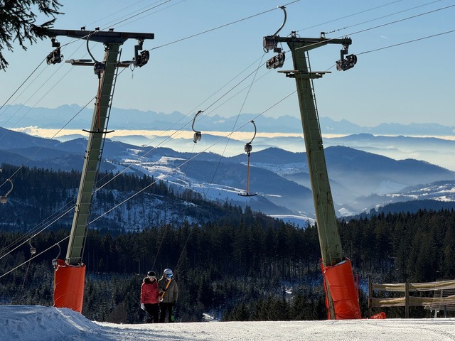 Es ist viel los auf Wanderwegen und Skipisten im Schwarzwald. (Foto Archiv)  | Foto: Valentin Gensch/dpa