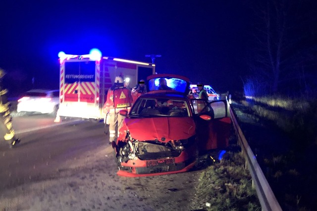 Vermutlich die glatte Fahrbahn fhrte ...agabend bei Waldkirch zu einem Unfall.  | Foto: Feuerwehr Waldkirch