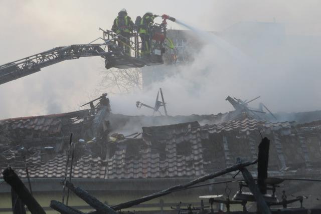 Feuer zerstrt Lagerhallen in Lrrach