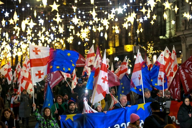 Tausende protestieren seit Wochen in Georgien.  | Foto: Zurab Tsertsvadze/AP/dpa