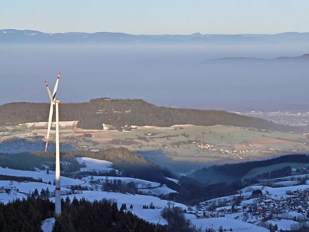 Von der Bergstation hat man einen grandiosen Ausblick auf den Westen Freiburgs, Horben, den Schnberg, bis an den Kaiserstuhl -- und auf das neue Windrad an der Holzschlgermatte.