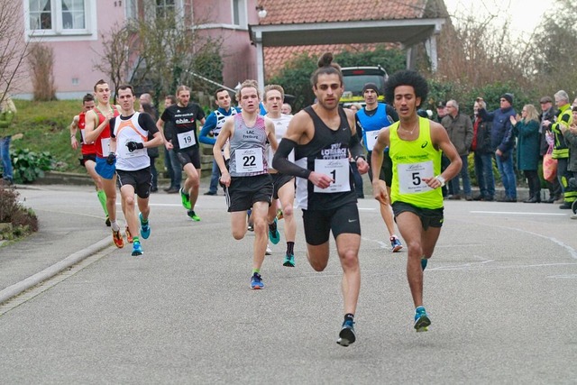 Omar Tareq (Nummer eins) wird beim die...mal fr den Veranstalter berraschend.  | Foto: Winfried Stinn