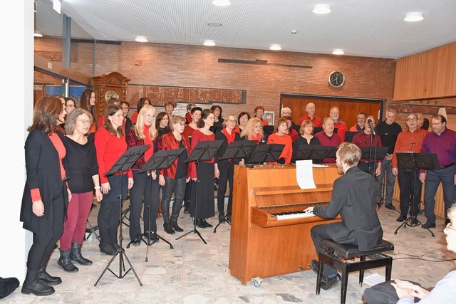 Der Projektchor Popchor&#8217;n beim weihnachtlichen Konzert  | Foto: Thomas Biniossek