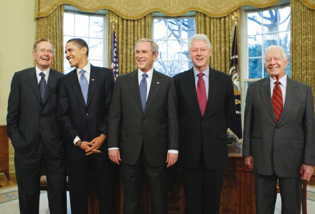 Die Pesidenten Bush, Obama, Bush, Clinton und Carter im Oval Office (2009)  | Foto: J. Scott Applewhite (dpa)