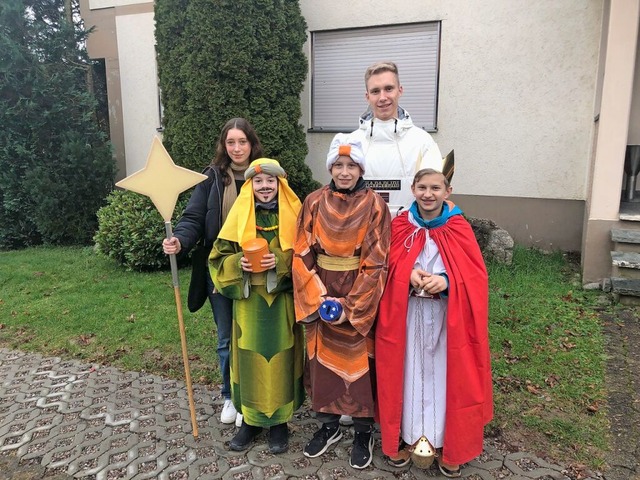 Die Sternsinger in Wehr und flingen s...benachteiligte Kinder und Jugendliche.  | Foto: Ulrich Jurkiewicz