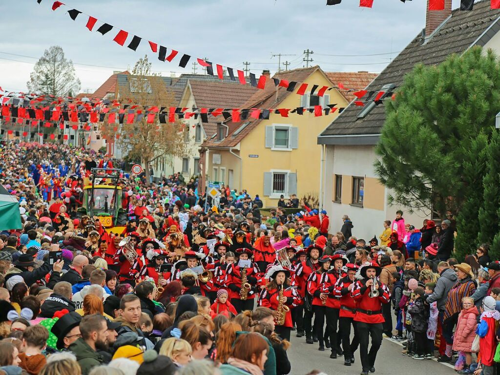 Februar: Umzug der Narrenzunft Hornig in Orschweier mit vielen Znften, Gruppen und Besuchern