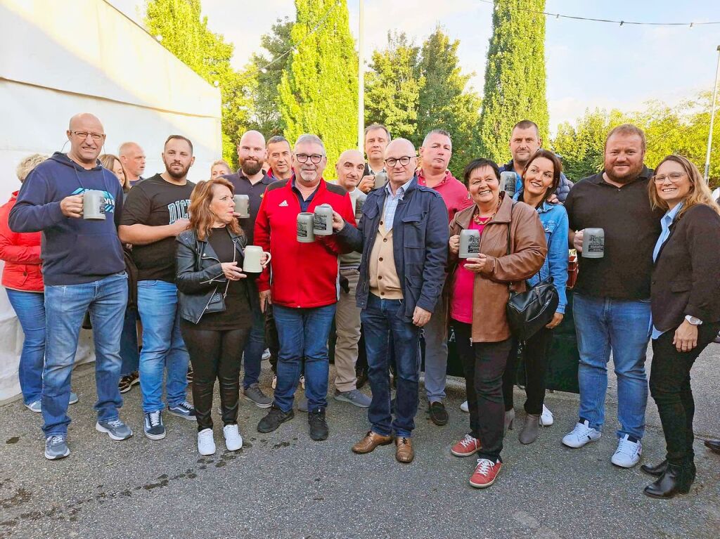 September: Knoblaufest der Feuerwehr mit Besuch aus Malaucne: Les Sapeurs Pompiers, gemeinsam mit den Mahlbergern.