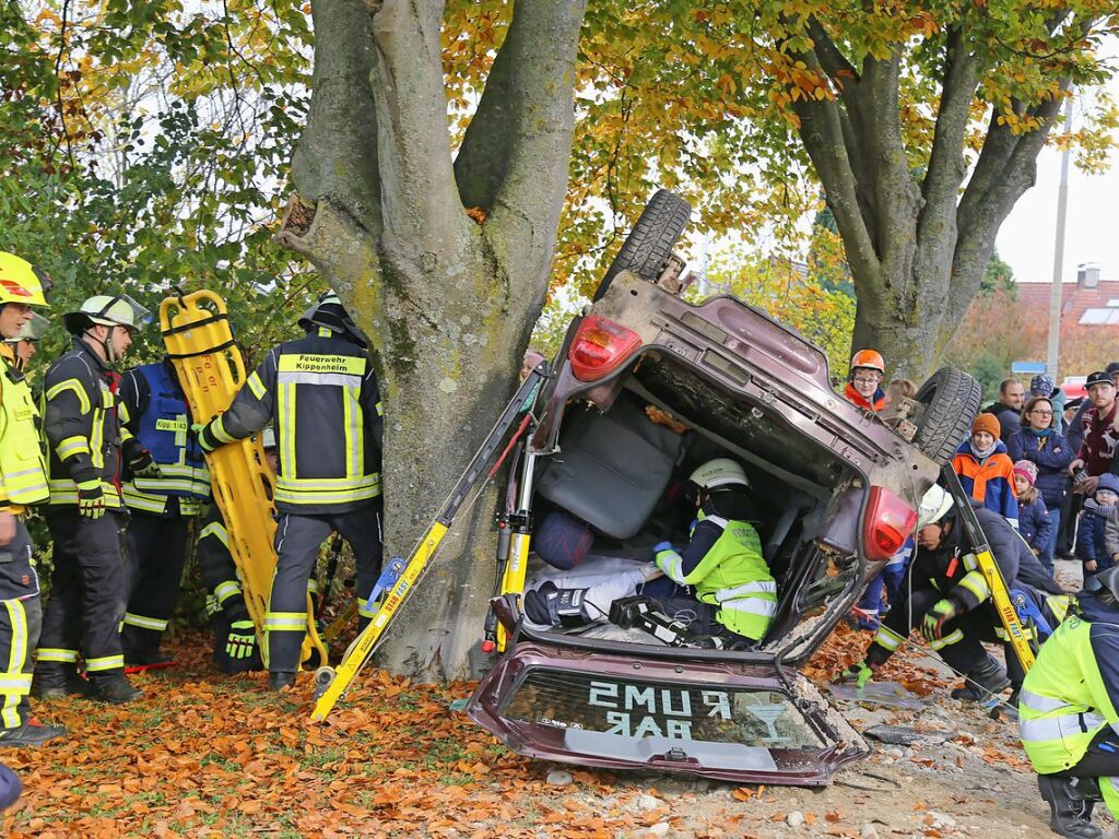 November: Ein realistisch dargestelltes  Szenario eines Unfalls mit mehreren  verunglckten Autos ist bei der Jahresabschlussbung der Feuerwehr Mahlberg die Vorgabe.