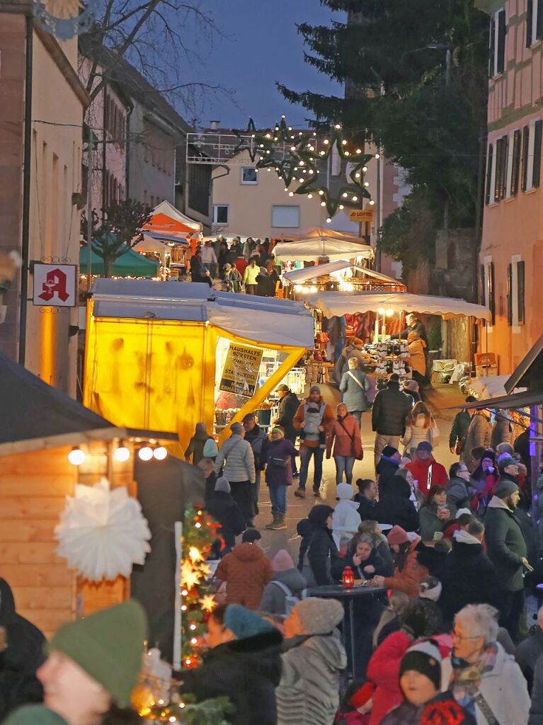 Dezember: Idyllische Stimmung beim Weihnachtsmarkt