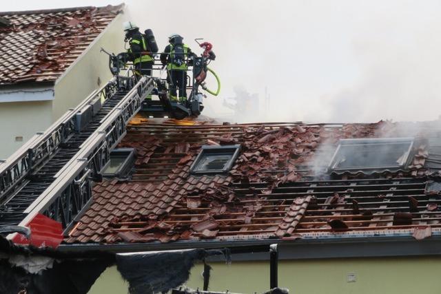 Fotos: Feuer zerstrt zwei Lagerhallen in Lrrach