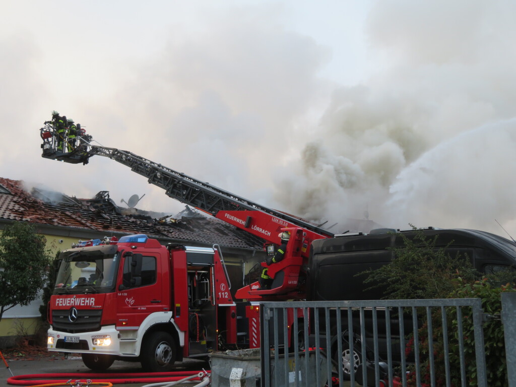 Den Brand bekmpften in einem Groeinsatz die Feuerwehren aus Lrrach, Weil am Rhein und Inzlingen und das Technische Hilfswerk Lrrach.