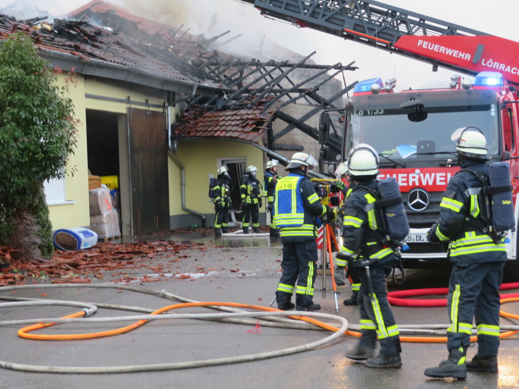 Den Brand bekmpften in einem Groeinsatz die Feuerwehren aus Lrrach, Weil am Rhein und Inzlingen und das Technische Hilfswerk Lrrach.