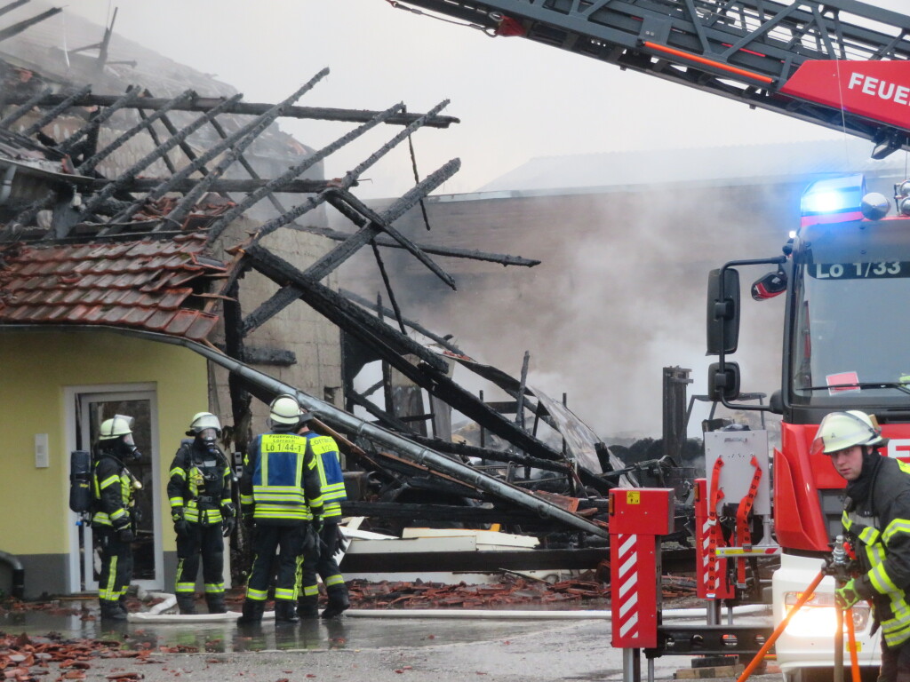 Die Feuerwehr verhinderte das bergreifen des Brands auf das benachbarte Unternehmen Lohmller.