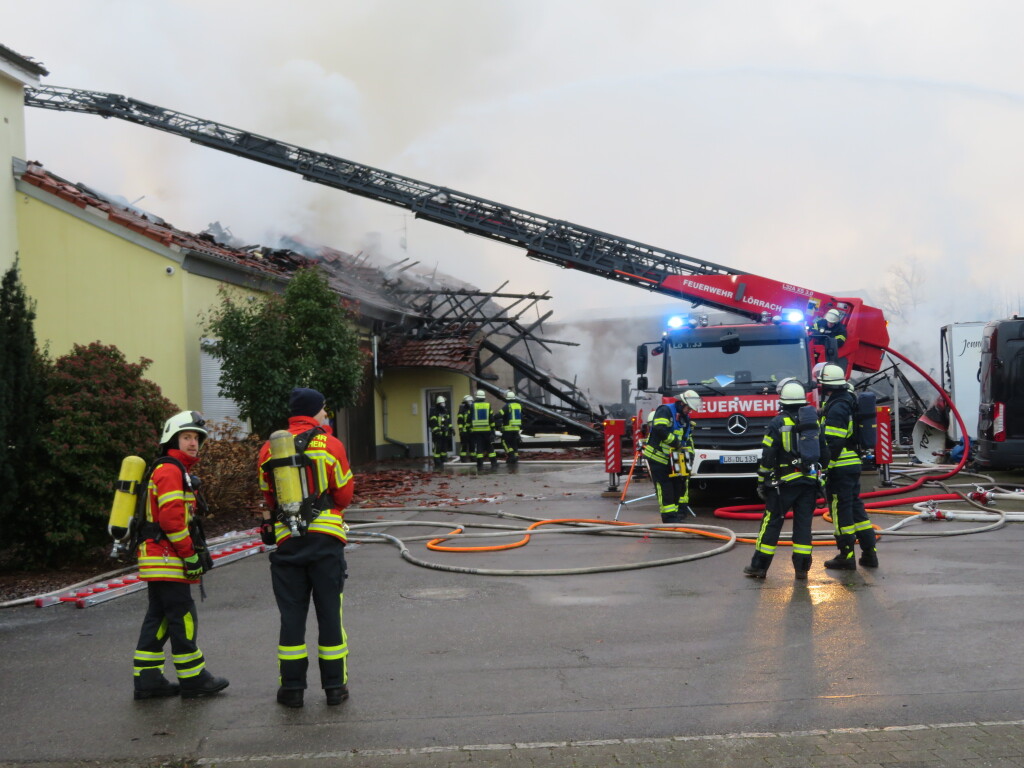 Die Feuerwehr verhinderte das bergreifen des Brands auf das benachbarte Unternehmen Lohmller.