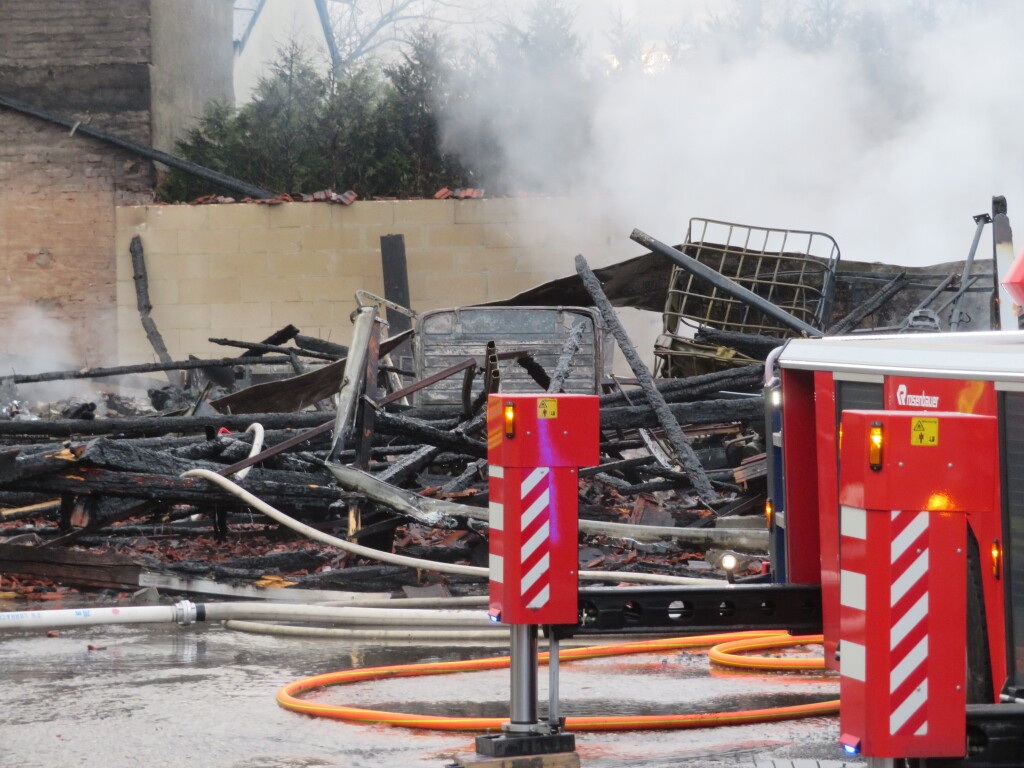 Der Grobrand an der Denzstrae in Lrrach lste am frhen Sonntagmorgen einen Groeinsatz aus.