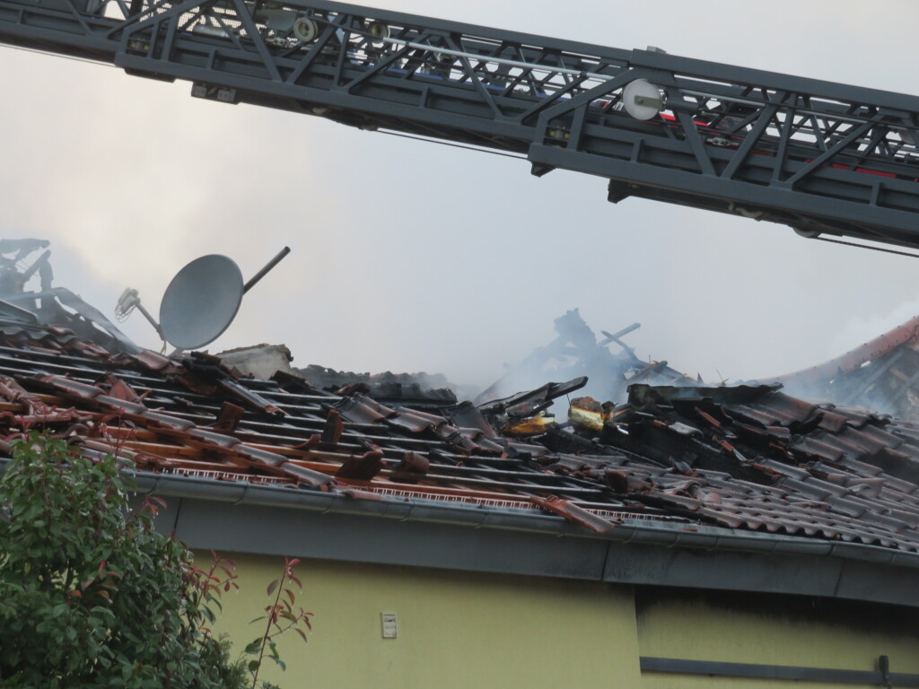 Der Grobrand an der Denzstrae in Lrrach lste am frhen Sonntagmorgen einen Groeinsatz aus.