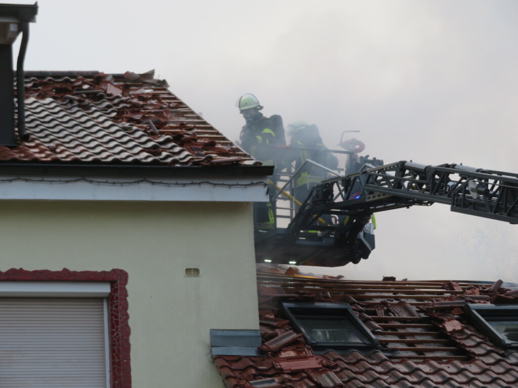 Der Grobrand an der Denzstrae in Lrrach lste am frhen Sonntagmorgen einen Groeinsatz aus.