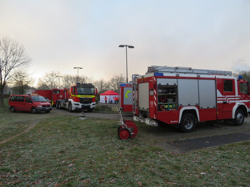 Die Feuerwehr verhinderte das bergreifen des Brands auf das benachbarte Unternehmen Lohmller, das bei der Brandbekmpfung beteiligt war.