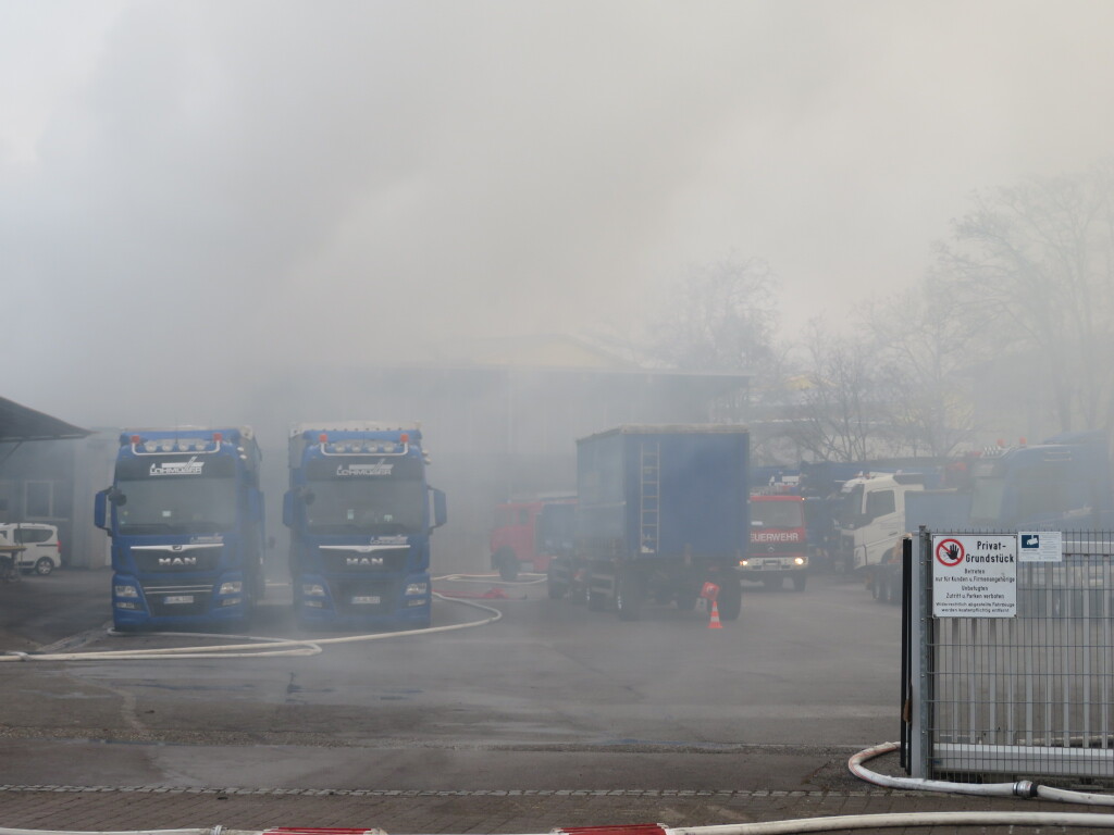 Die Feuerwehr hatte den Brand gegen 9 Uhr bereits unter Kontrolle. Verletzt wurde niemand.