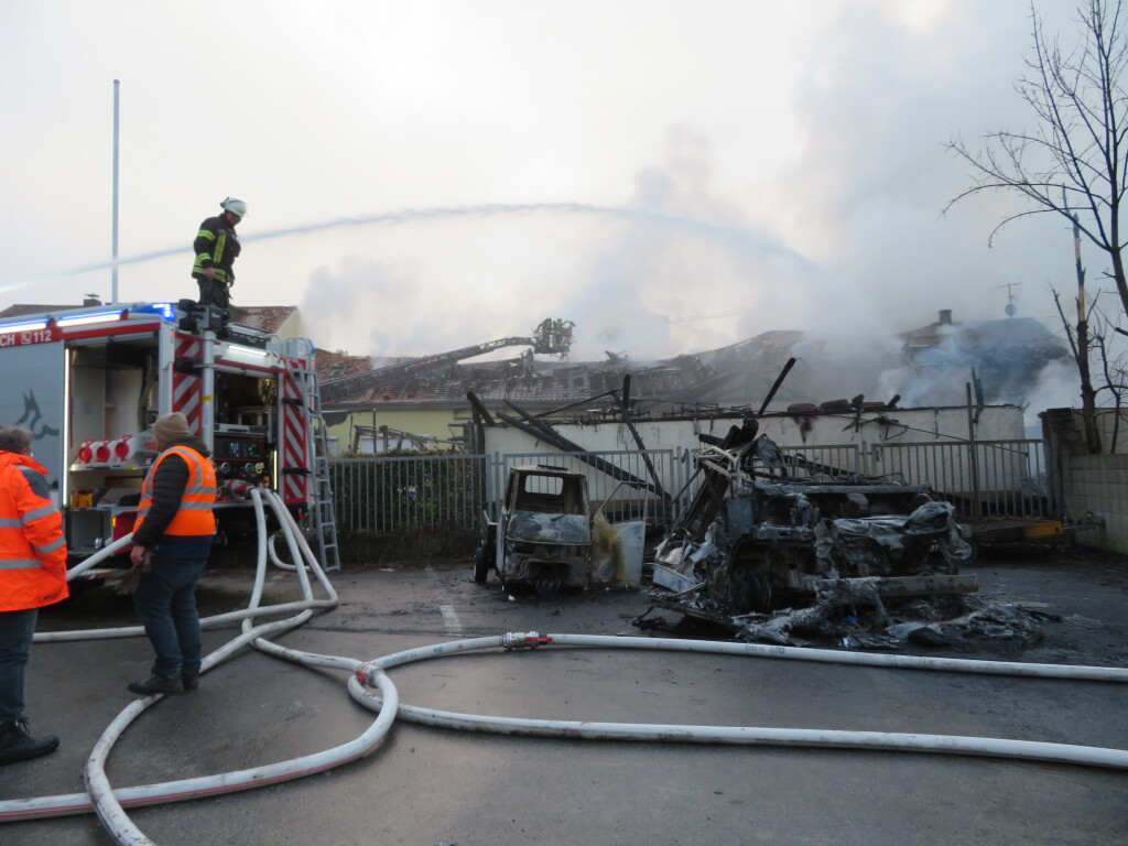 Die Feuerwehr hatte den Brand gegen 9 Uhr bereits unter Kontrolle. Verletzt wurde niemand.