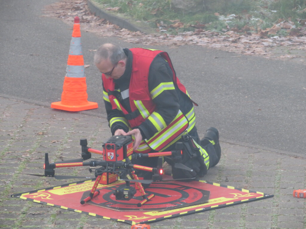 Um aus der Luft auf den Brandherd zu blicken, hatte die Feuerwehr auch eine Drohne im Einsatz.