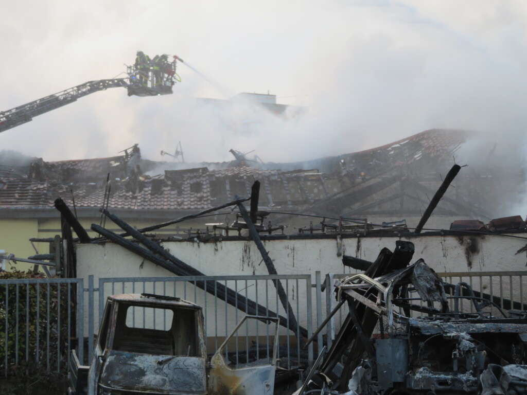 Das Feuer breitete sich auch auf das benachbarte Wohngebude aus.